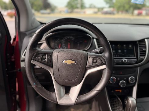 Used 2019 Chevrolet Trax LT w/ LT Convenience Package FWD image 15