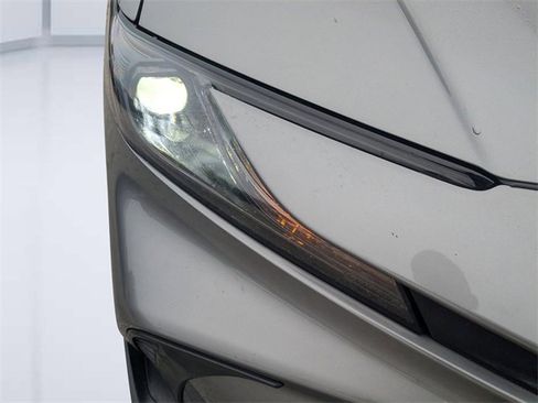 Used 2025 Toyota Camry SE image 9