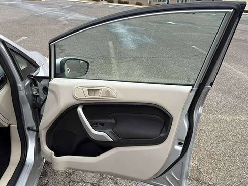 Used 2012 Ford Fiesta SE w/ Winter Pkg image 31