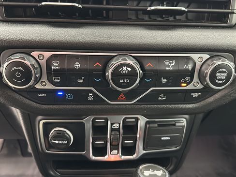 Used 2024 Jeep Wrangler Unlimited w/ Convenience Group AWD/4WD image 19
