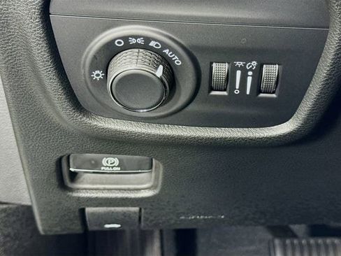 Used 2025 Jeep Grand Cherokee Altitude image 10