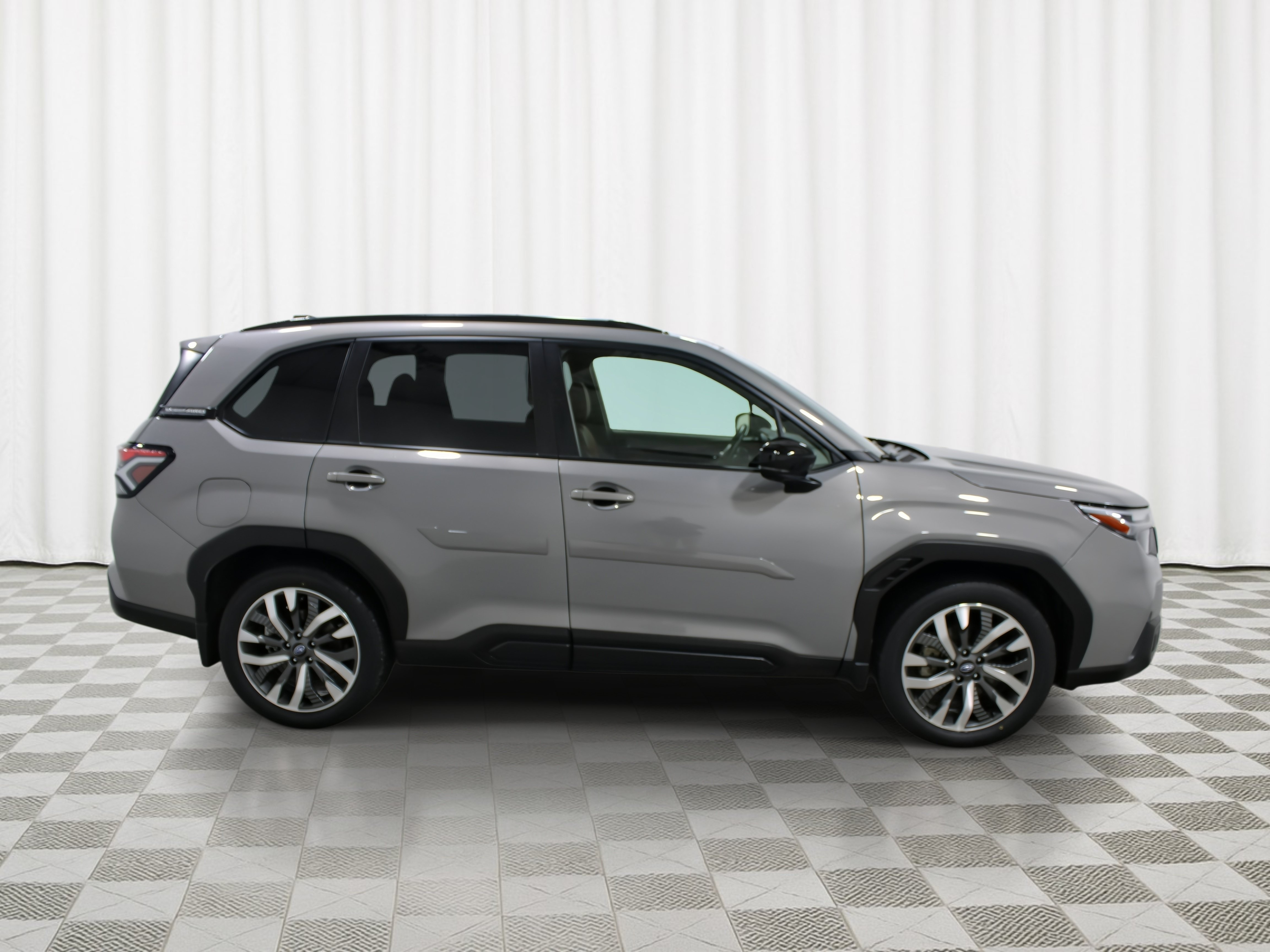 Used 2025 Subaru Forester Touring w/ Popular Package - Touring AWD/4WD image 2