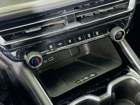 Used 2025 Chevrolet Traverse LT image 27