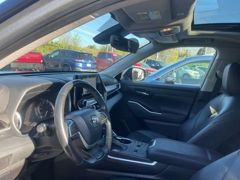 Used 2024 Toyota Highlander XLE image 35