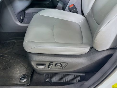 Used 2023 Toyota Sienna XLE FWD image 9