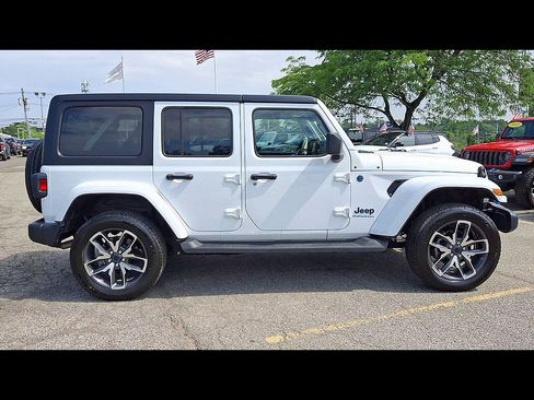 Used 2024 Jeep Wrangler Unlimited w/ Convenience Group AWD/4WD image 9