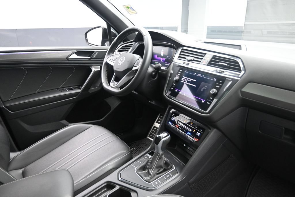 Used 2023 Volkswagen Tiguan SE R-Line FWD image 28