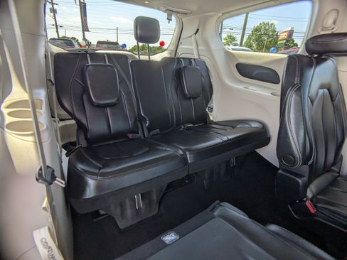 Used 2023 Chrysler Pacifica Touring-L FWD image 14