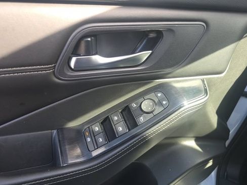 Certified 2024 Nissan Rogue SV w/ SV Premium Package FWD image 8