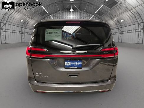 Used 2023 Chrysler Pacifica Touring-L FWD image 6