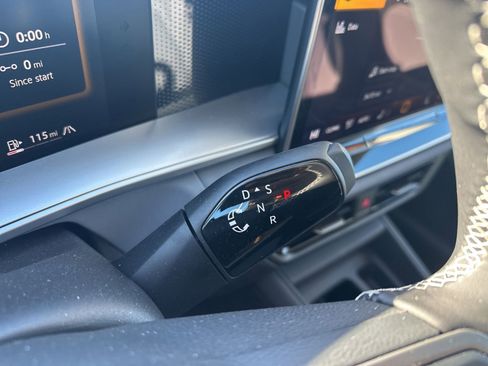 Certified 2025 Volkswagen Tiguan SE image 19