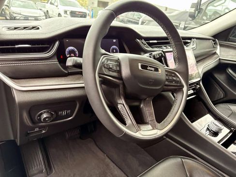 Used 2023 Jeep Grand Cherokee Limited AWD/4WD image 17