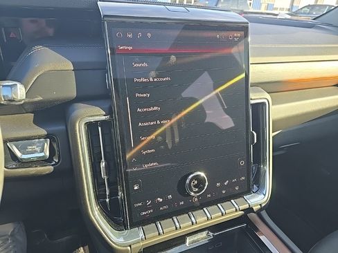 Used 2025 GMC Yukon Denali w/ Sun & Power Step Package image 24