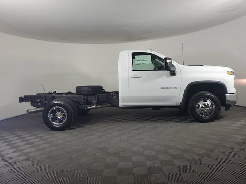New 2026 Chevrolet Silverado 3500 LT w/ Convenience Package RWD image 2