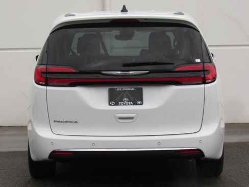 Used 2024 Chrysler Pacifica Touring-L FWD image 7