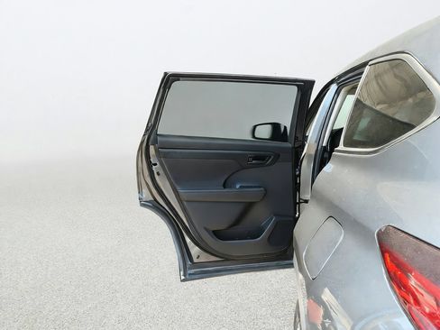 Used 2020 Toyota Highlander LE FWD image 29