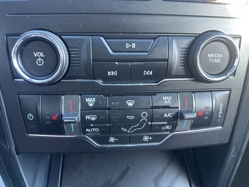 Used 2019 Ford Explorer XLT w/ Equipment Group 202A AWD/4WD image 18