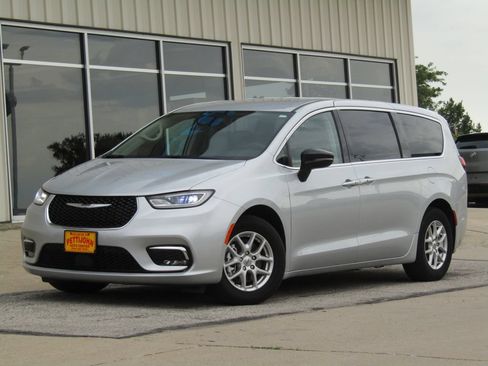 Used 2024 Chrysler Pacifica Touring-L FWD image 12