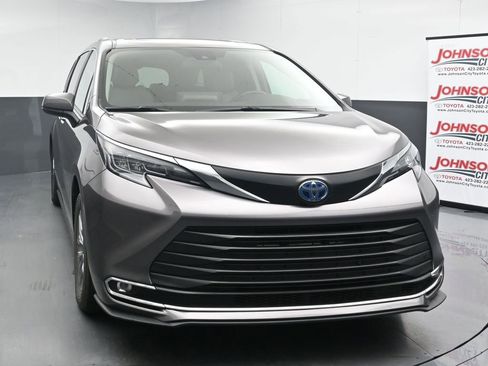 Used 2024 Toyota Sienna XLE FWD image 3