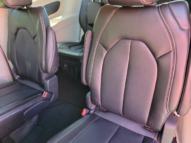 Used 2024 Chrysler Pacifica Touring-L FWD image 17