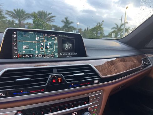 Used 2018 BMW 750i image 51