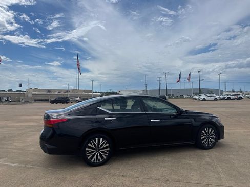 Used 2023 Nissan Altima 2.5 SV FWD image 22