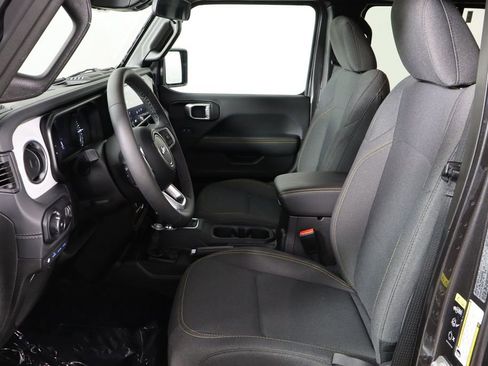 Used 2025 Jeep Wrangler Unlimited Sahara image 16