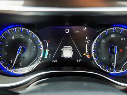 Used 2017 Chrysler Pacifica Limited image 33