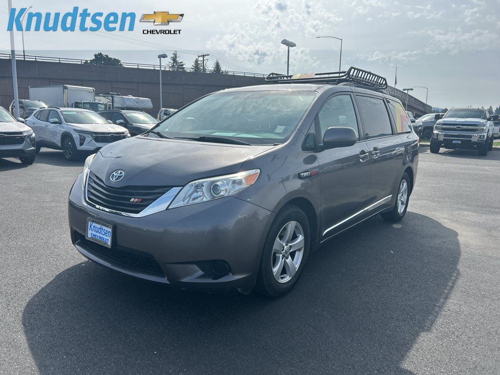 Used 2013 Toyota Sienna LE w/ Towing Pkg FWD image 3