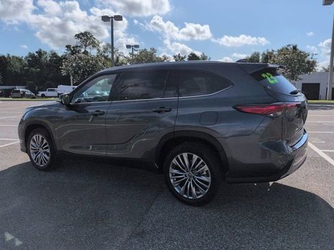 Used 2023 Toyota Highlander Platinum FWD image 6