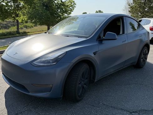 Used 2024 Tesla Model Y Long Range AWD/4WD image 2