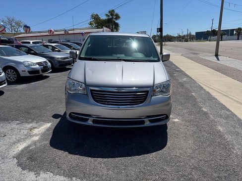 Used 2016 Chrysler Town & Country Touring FWD image 3