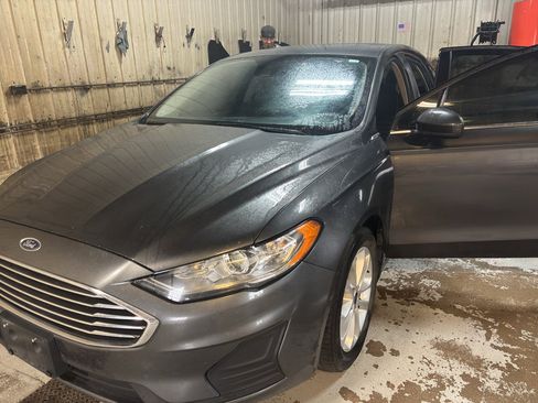 Used 2019 Ford Fusion SE FWD image 2