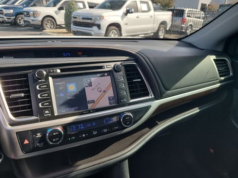 Used 2014 Toyota Highlander Limited w/ Driver Technology Package FWD image 22