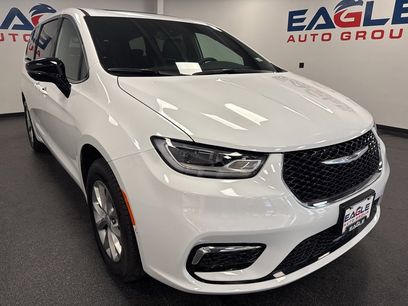 New 2026 Chrysler Pacifica Limited w/ Uconnect Theater Family Group