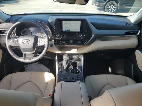 Used 2024 Toyota Highlander XLE image 13