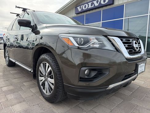 Used 2017 Nissan Pathfinder SL image 1
