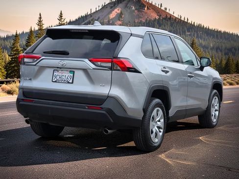 Used 2022 Toyota RAV4 LE FWD image 7