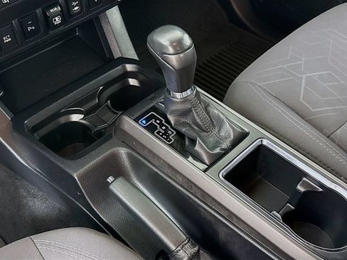 Certified 2018 Toyota Tacoma TRD Off-Road w/ Technology Package AWD/4WD image 19