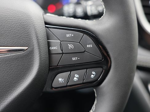 Used 2024 Chrysler Pacifica Limited FWD image 24