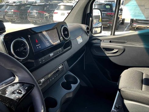 Used 2025 Mercedes-Benz Sprinter 2500 image 8