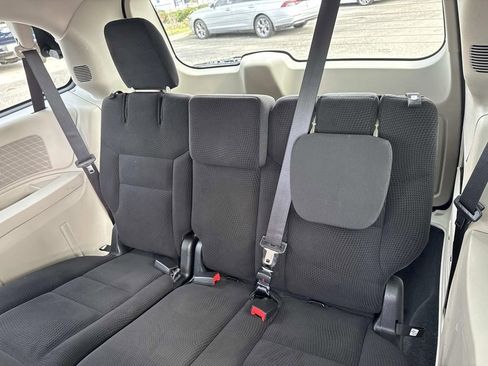 Used 2018 Dodge Grand Caravan SE w/ UConnect Hands-Free Group image 23