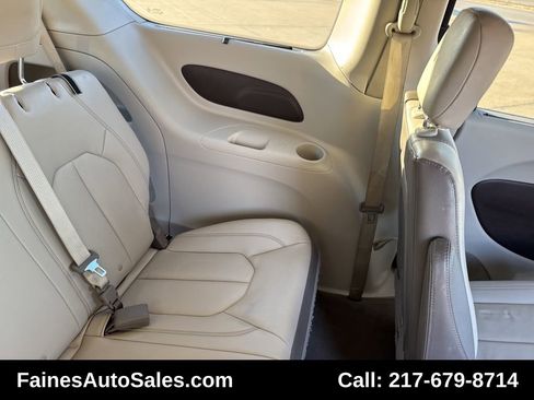 Used 2017 Chrysler Pacifica Touring-L image 65