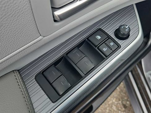 Used 2025 Toyota Sienna XLE w/ XLE Plus Package FWD image 15