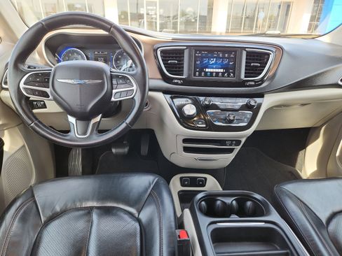 Used 2018 Chrysler Pacifica Touring-L image 11