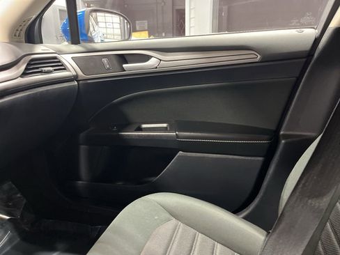 Used 2020 Ford Fusion SE FWD image 18