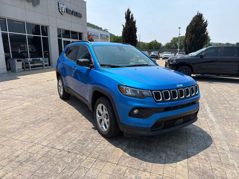 Used 2024 Jeep Compass Latitude w/ Convenience Group AWD/4WD image 2