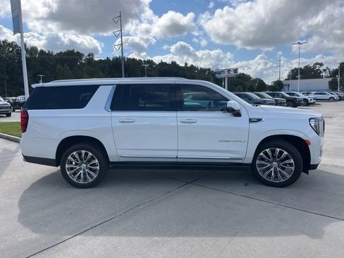 Used 2021 GMC Yukon XL Denali w/ Denali Premium Package image 10