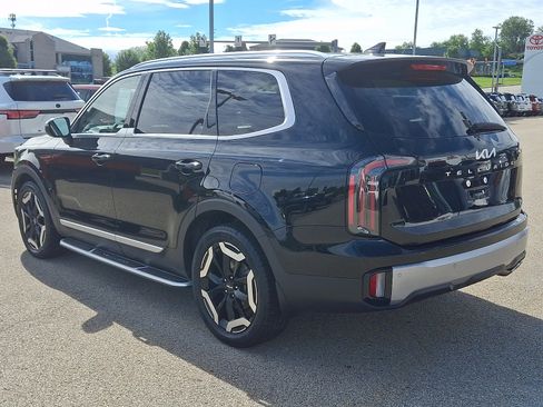 Used 2023 Kia Telluride EX w/ EX Captain's Chair Package FWD image 4