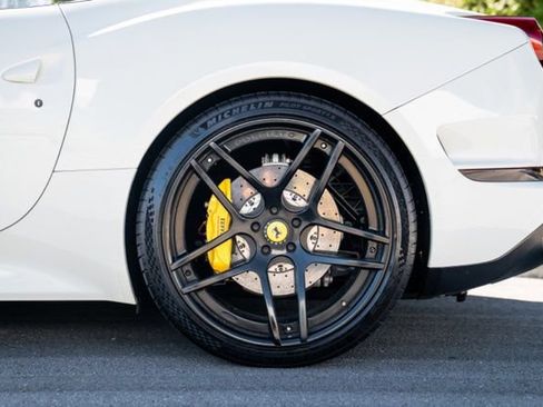 Used 2016 Ferrari California T RWD image 31